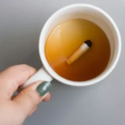 Tasse mit ekliger Attrappe am Boden - Zigarette