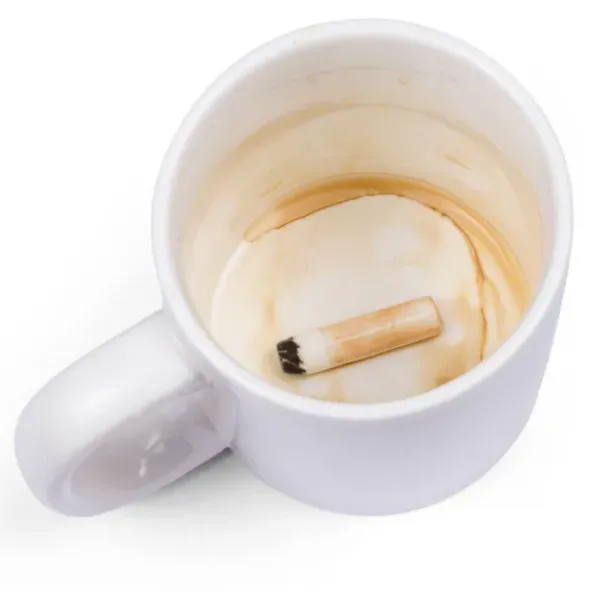 Tasse mit ekliger Attrappe am Boden - Zigarette