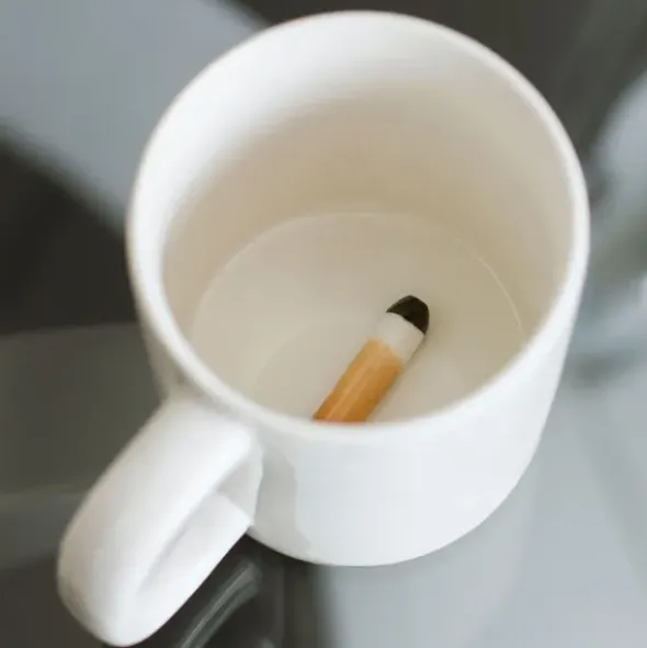 Tasse mit ekliger Attrappe am Boden - Zigarette