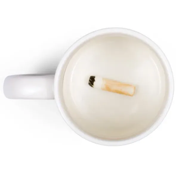 Tasse mit ekliger Attrappe am Boden - Zigarette