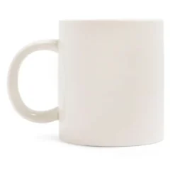 Tasse mit ekliger Attrappe am Boden - Zigarette