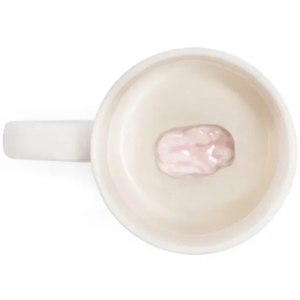 Tasse mit ekliger Attrappe am Boden - Kaugummi