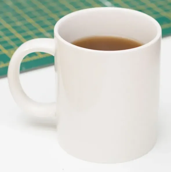 Tasse mit ekliger Attrappe am Boden - Kaugummi