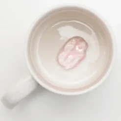 Tasse mit ekliger Attrappe am Boden - Kaugummi