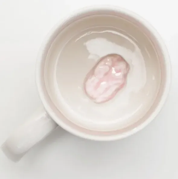 Tasse mit ekliger Attrappe am Boden - Kaugummi