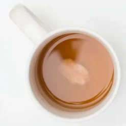 Tasse mit ekliger Attrappe am Boden - Kaugummi