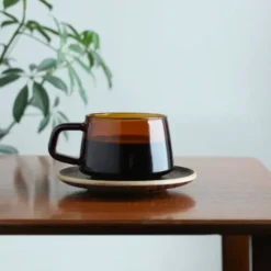 Tasse SEPIA 270 ml - Henkeltasse aus Glas mit Untertasse aus Holz