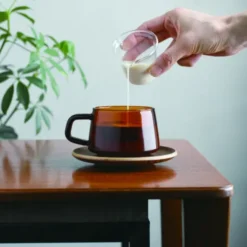 Tasse SEPIA 270 ml - Henkeltasse aus Glas mit Untertasse aus Holz