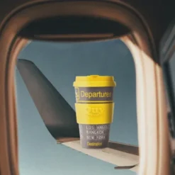 To Go Becher gelb/schwarz - Kaffeebecher mit Anzeigetafel Flughafen