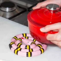 Topfuntersetzer Schlange rosa aus Keramik