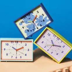 Vintage Wecker mit Licht- & Alarmfunktion hellblau