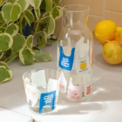 Wasserkaraffe 0,9 l mit Trinkglas – Trinkset aus Glas 2-teilig mit Tüten-Motiv