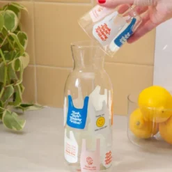 Wasserkaraffe 0,9 l mit Trinkglas – Trinkset aus Glas 2-teilig mit Tüten-Motiv