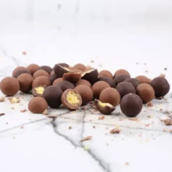 Weihnachtskugel Metall, befüllt mit Knusperkugeln aus Schokolade