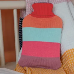 Wärmflasche "Lilli" mit bunten Strickbezug