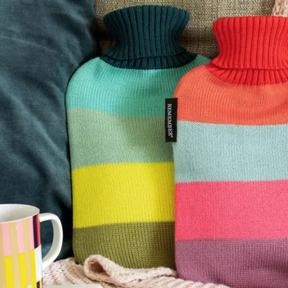Wärmflasche "Pepe" mit bunten Strickbezug